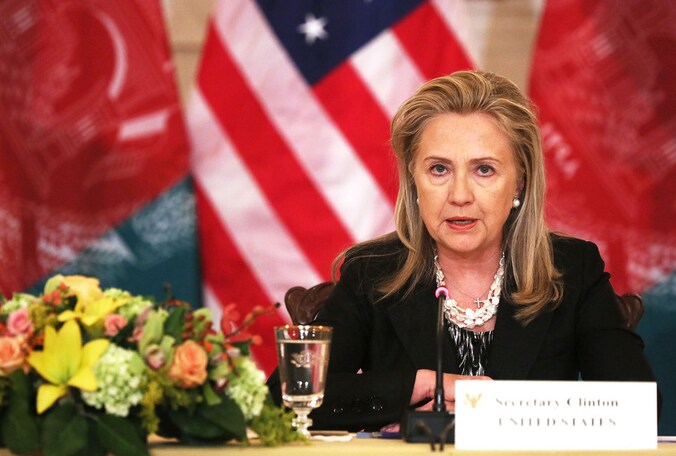 Minister van Buitenlandse Zaken Hillary Clinton zei gisteren dat ze de verantwoordelijkheid opneemt voor de gevolgen van de aanval op het Amerikaanse consulaat.