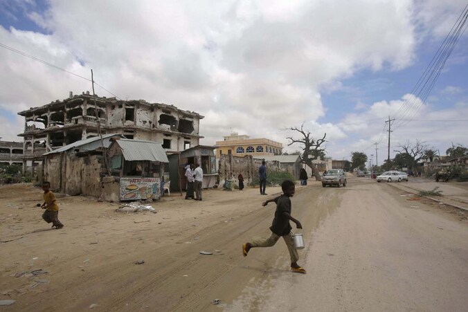 De VRT vermoedt dat de episode met de Somalische "piratenkoning" Afweyne de oorzaak is van de bedreigingen.