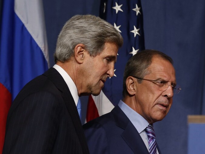 Buitenlandministers John Kerry (l) en Sergej Lavrov (r).
