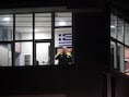 Parlementslid Giorgos Germenis van Gouden Dageraad telefoneert vanuit het lokaal waar de schietpartij gebeurde.