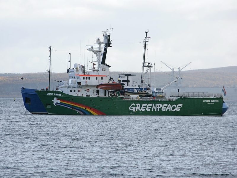 De Artic Sunrise wordt gesleept door een schip van de Russische kustwacht.