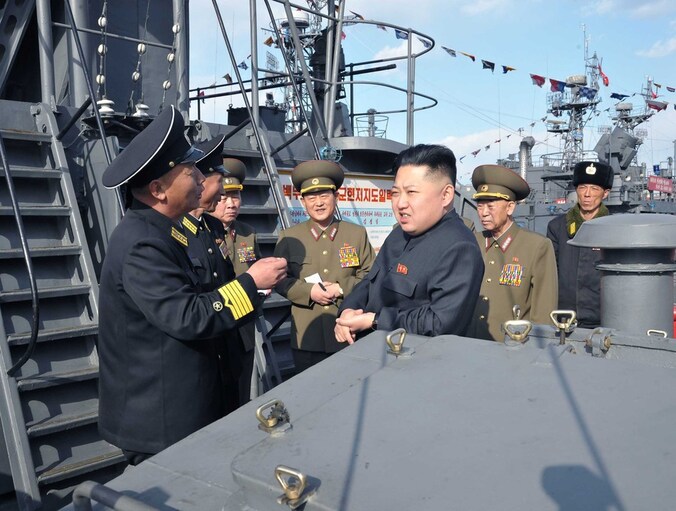 De nieuwe leider Kim Jong-un brengt een bezoek aan zijn marine.