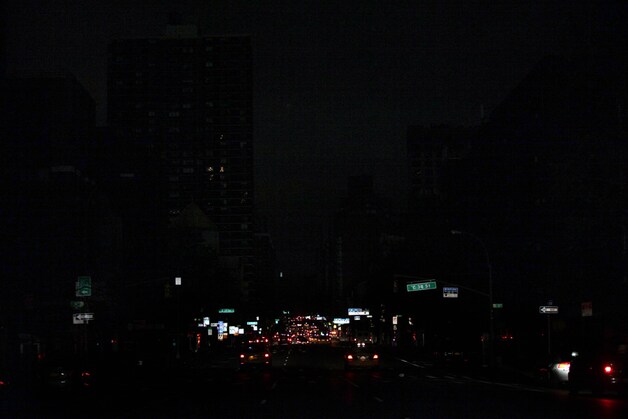 Een bizar beeld in New York. Op 2nd Avenue zijn enkel de lichten van auto's waar te nemen.
