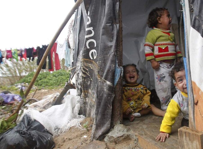Syrische kinderen in een tent in Tyre.