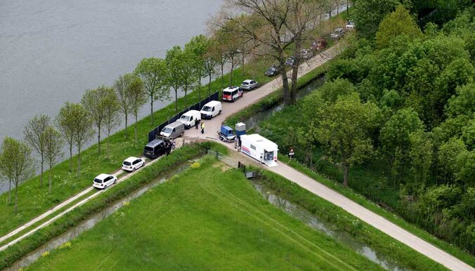 De lichamen lagen in een duiker die twee sloten met elkaar verbindt.