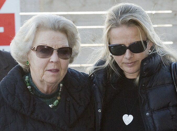 Koningin Beatrix met haar schoondochter Mabel.