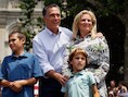 Mitt Romney met zijn echtgenote Ann en twee van zijn kleinkinderen, Nick en Parker, in Newark, Ohio.
