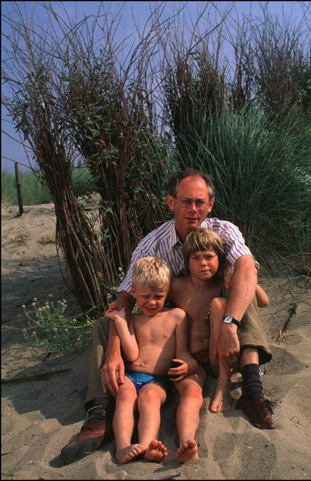 Op vakantie met twee van zijn vier kinderen in 1991.