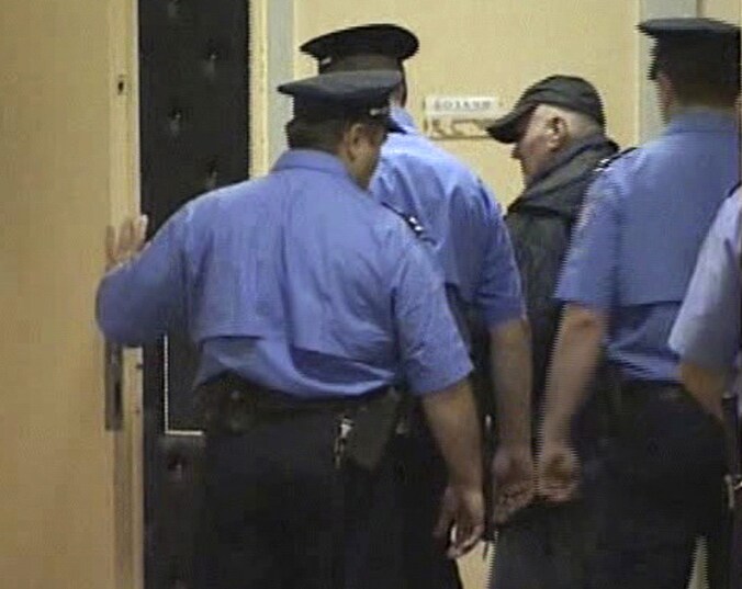 De Servische televisiezender RTS had eerder vandaag beelden laten zien van Mladic bij de rechtbank. De politie escorteerde hem naar het verhoor.