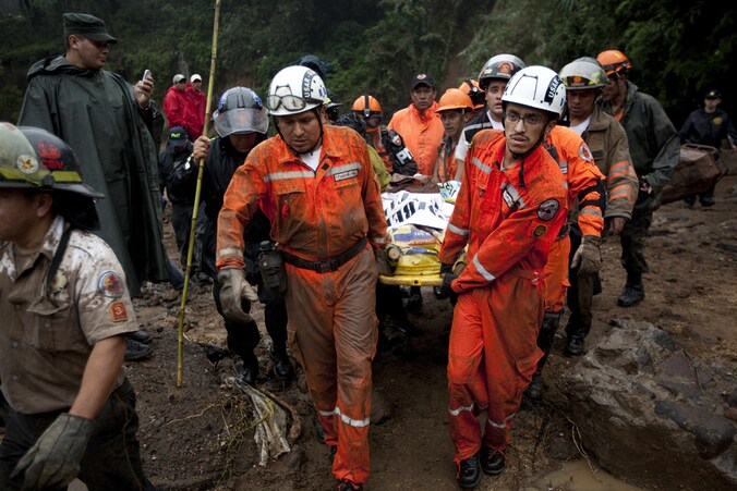 Reddingswerkers dragen een slachtoffer van het natuurgeweld weg in Nicaragua.