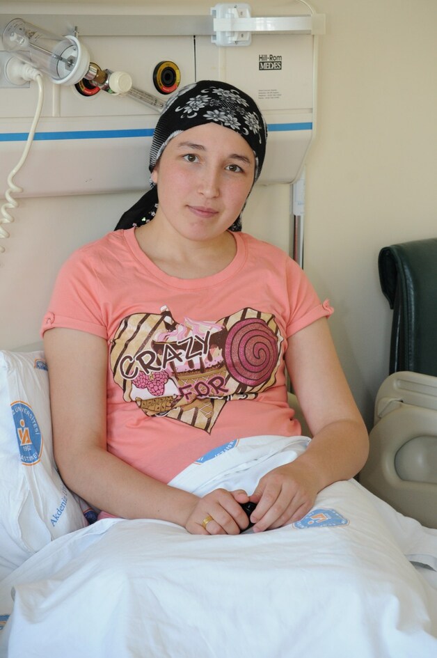Derya herstelt goed van haar operatie