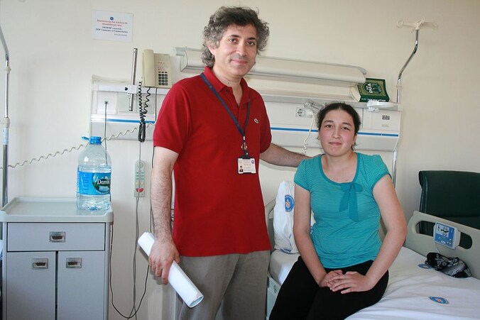 Dokter Omer Ozkan met Derya Sert, bij wie zijn achtkoppige Turkse doktersteam een succesvolle baarmoedertransplantatie uitvoerde