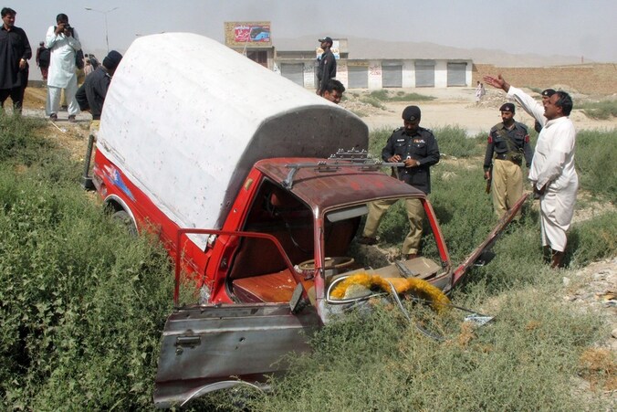 Dit busje met veertien passagiers werd gisteren in Quetta door onbekenden onder vuur genomen.