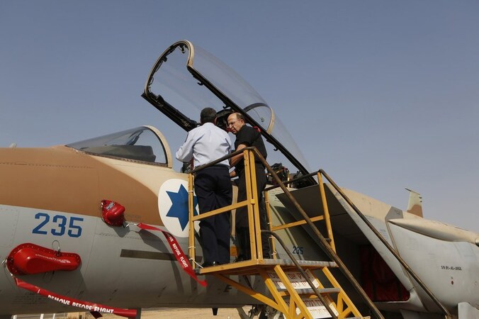 De Israëlische minister van Defensie Moshe Yaalon (rechts) bij een F-15I van de Israëlische luchtmacht.