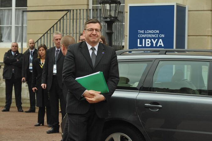 Ontslagnemend minister van Buitenlandse Zaken Steven Vanackere bij aankomst in Londen.