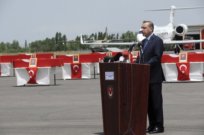 De Turkse premier Erdogan bij de lijkkisten van de soldaten die omkwamen bij acties van de PKK.