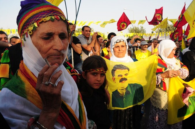 Aanhangers van de PKK met vlaggen van Öcalan.