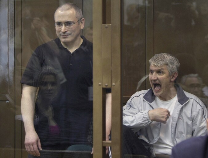 Michail Chodorkovski (L) en Platon Lebedev (R).