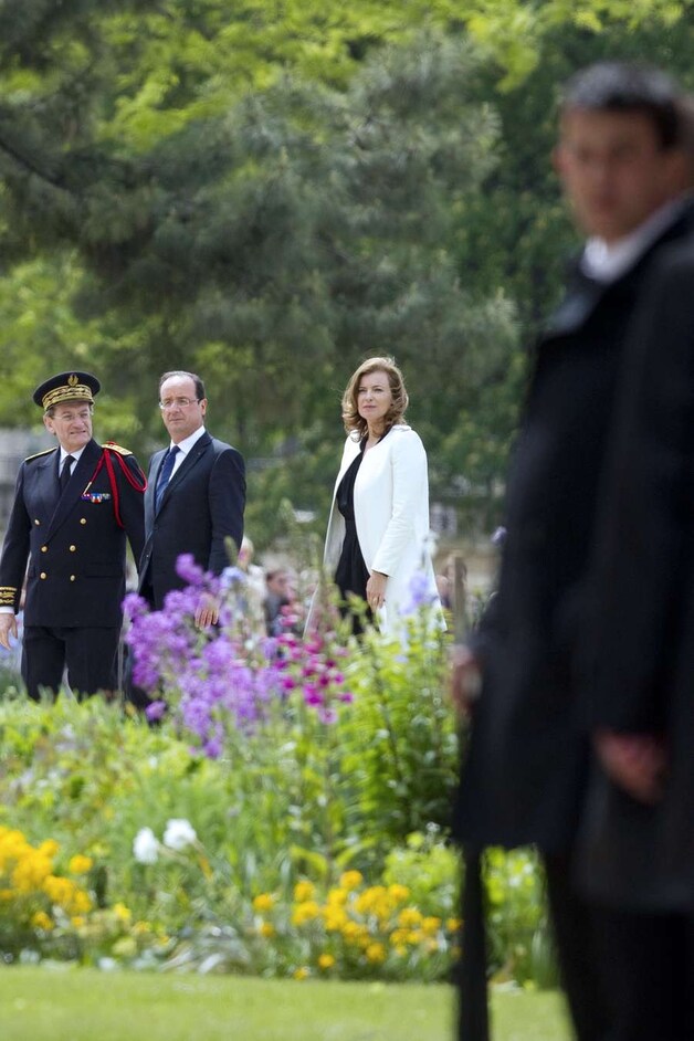 Het voormalige hoofd van de Parijse politie Michel Gaudin (L) wandelde op 15 mei nog naast Hollande in de Tuilerieën.