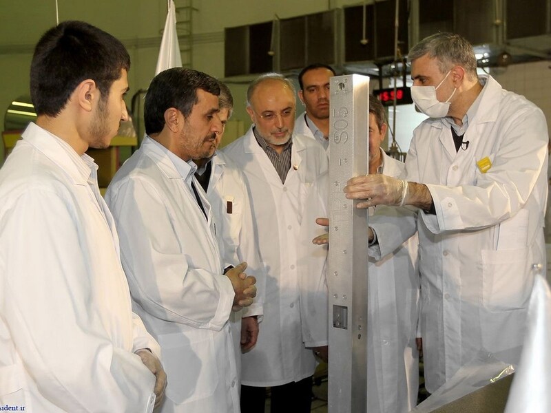 De Iraanse president Ahmadinejad (tweede van links) bij een rondleiding in een kerncentrale.