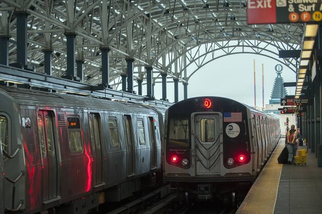 Een metrostel gaat op stal op Coney Island.