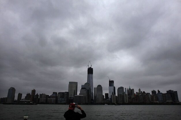 Donkere wolken pakken zich samen boven de skyline van New York.