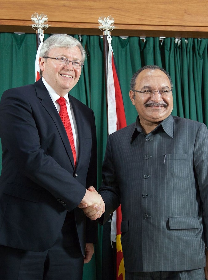 Australisch premier Kevin Rudd (L) met eerste minister van Papoea-Nieuw-Guinea, Peter O'Neill.