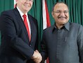 Australisch premier Kevin Rudd (L) met eerste minister van Papoea-Nieuw-Guinea, Peter O'Neill.
