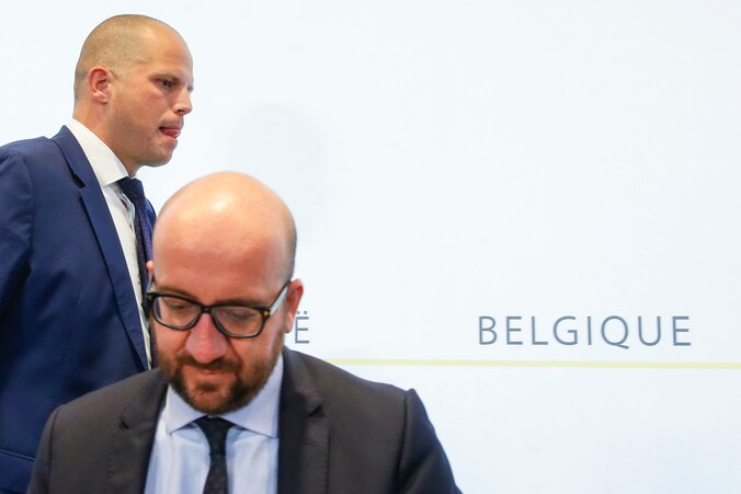 Theo Francken en Charles Michel tijdens een persconferentie vorige week.