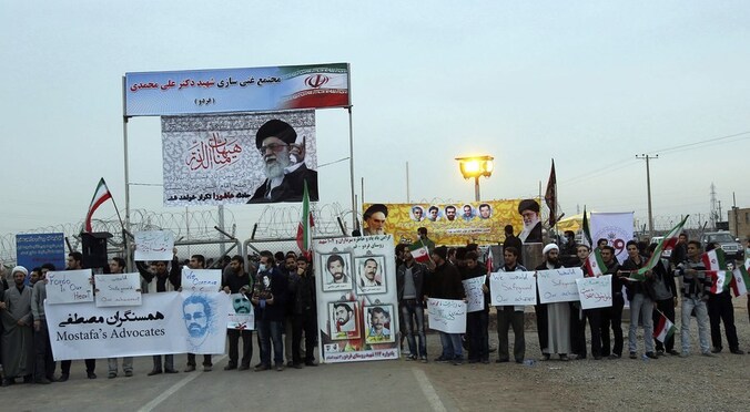 Iraanse studenten protesteren dinsdag met portretten van Ayatollah Ali Khamenei bij een nucleaire faciliteit in Qom.
