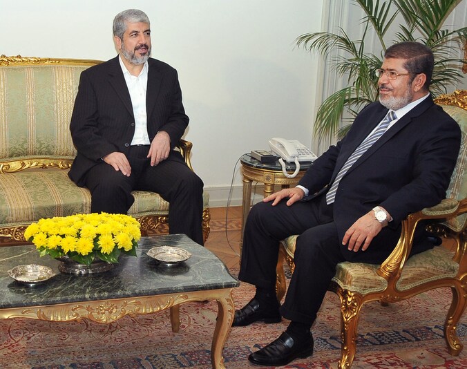 Hamas-leider Khaled Mashaal met de Egyptische president Mursi.