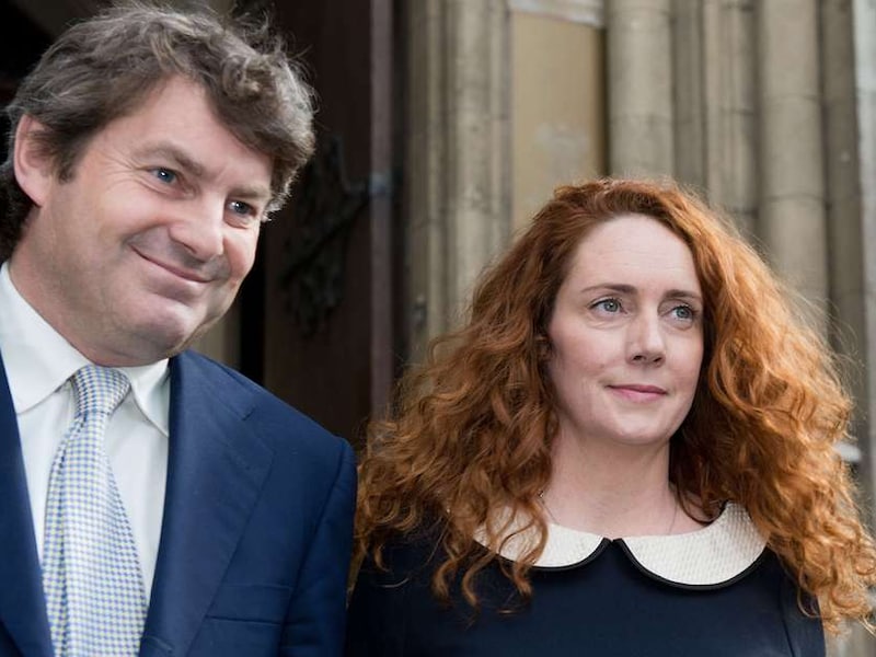 Voormalige topvrouw News International en haar man Charlie Brooks zijn beiden in verdenking gesteld van obstructie van het onderzaak in de zaak rond het afluisterschandaal.