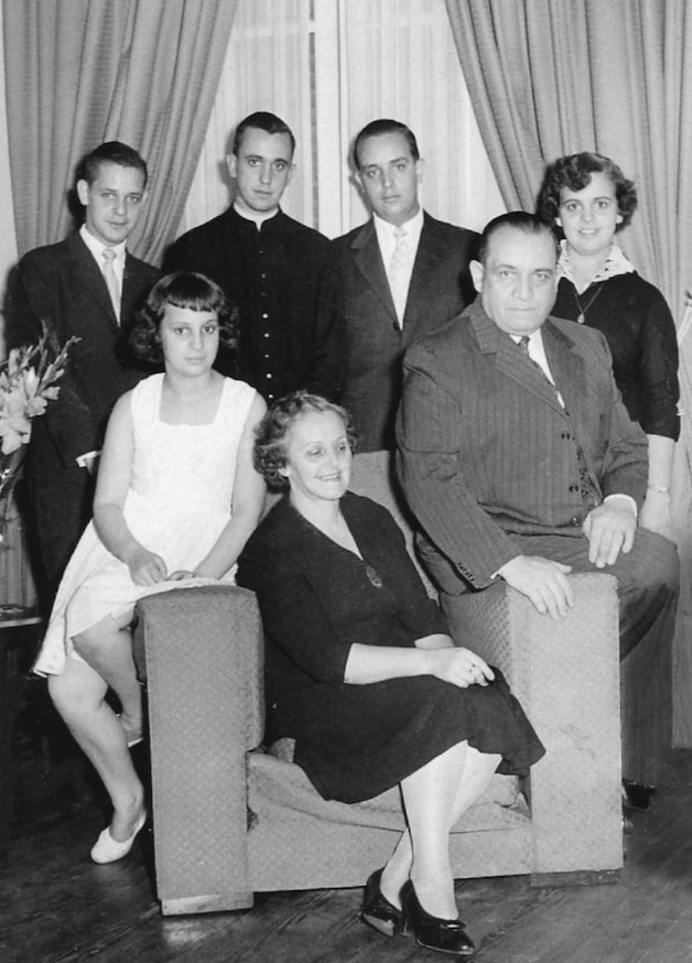 Paus Franciscus I (achteraan, tweede van links) op een familiefoto met zijn ouders, broers en zussen