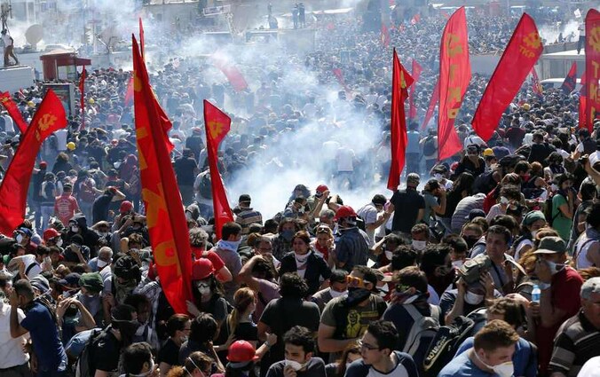 Demonstranten o phet Taksimplein in Istanboel.