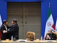 De Iraanse president Ahmadinejad (L) ontmoette zijn Egyptische ambtgenoot Mursi (R) vandaag in Teheran.