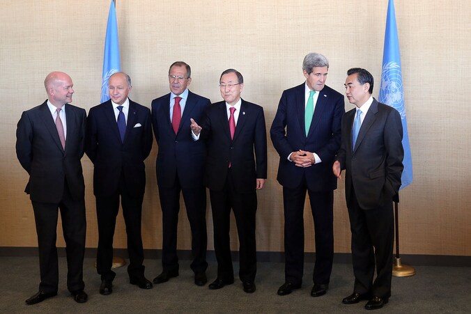 Ban Ki-moon (derde van rechts) met de Buitenlandministers van de Vetomachten.