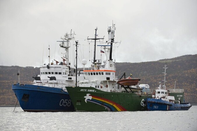 Het Greenpeace-schip Arctic Sunrise en twee Russisiche schepen.