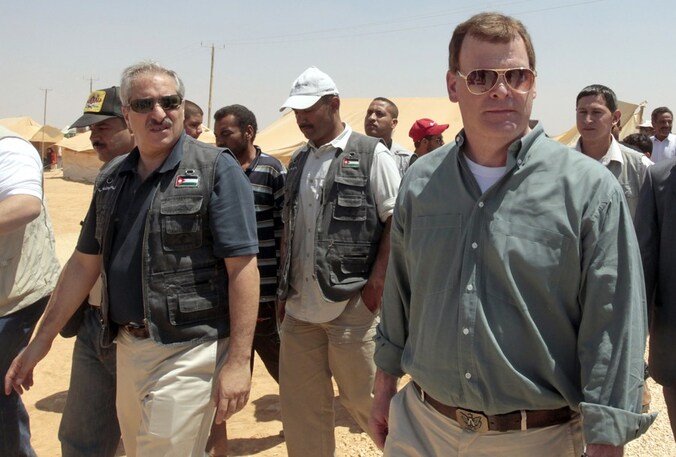 De Canadese minister van Buitenlandse Zaken John Baird (rechts) met zijn Jordaanse collega Nasser Judeh, tijdens een bezoek van een Syrisch vluchtelingenkamp in Jordanië, in augustus.