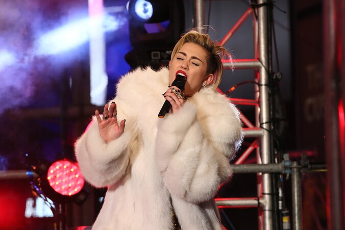 Miley Cyrus gaf gisterennacht een optreden op Times Square.