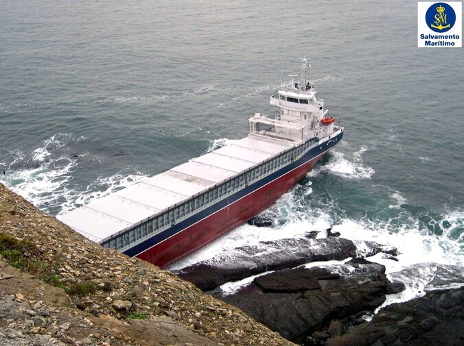 De kustwacht van Aviles gaf foto's vrij van het gestrande schip.