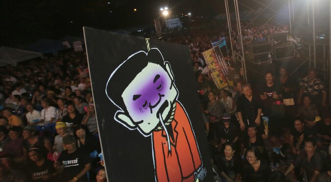 Een foto van de Thaise oudpremier Thaksin Shinawatra tijdens de protesten in Bangkok.