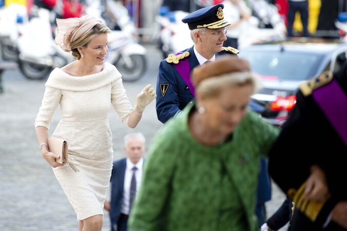 Prins Filip en prinses Mathilde bij aankomst bij het Te Deum.