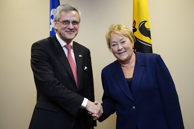 Peeters schudt de hand van Marois.