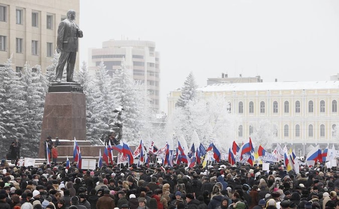 In Stavropol komen betogers samen bij een standbeeld van Lenin.