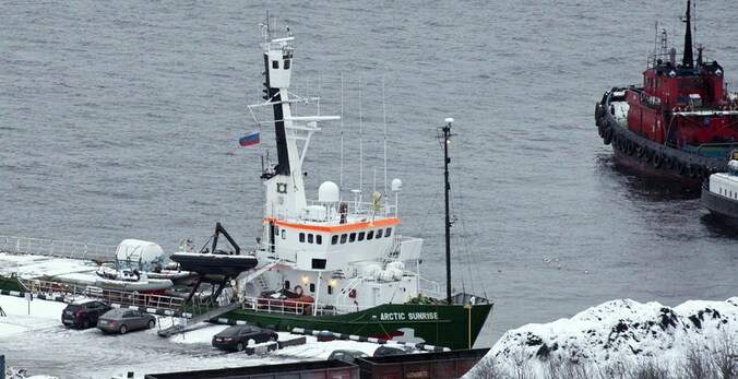 Het Greenpeaceschip Arctic Sunrise in de haven van Moermansk.
