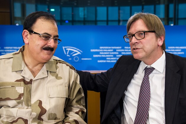 Guy Verhofstadt met Salim Idriss (L)