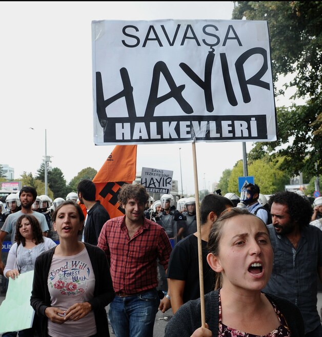 Anti-oorlogsdemonstranten protesteren voor het Turks parlement in Ankara.