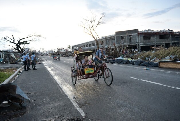 Verwoest gebied bij Tacloban.