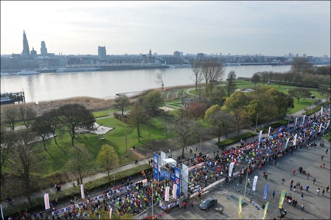 Antwerpen vanuit de lucht tijdens de Antwerp Marathon op 21 april 2013.