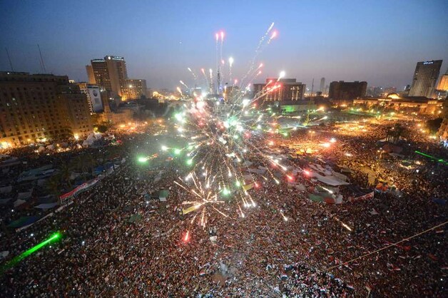 Op het Tahrirplein wordt de overwinning van Morsi gevierd.